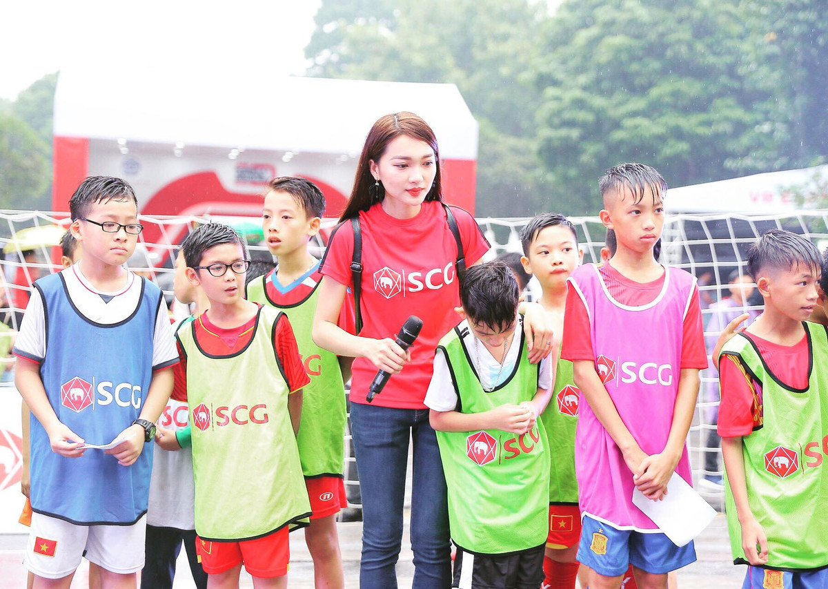 Thời gian qua, Ngọc Nữ rất chịu khó tham gia những chương trình thể thao vì cộng đồng, đặc biệt là bóng đá và với cô đây là niềm vui bên cạnh công việc người mẫu.