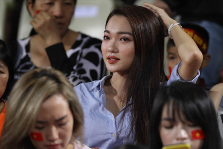 Sở hữu nét đẹp từ hình thể cho tới khuôn mặt, Ngọc Nữ chính là nữ CĐV được ống kính máy quay của các phóng viên "lia" tới nhiều nhất trong trận đấu cuối cùng của vòng bảng AFF Cup của ĐT Việt Nam.