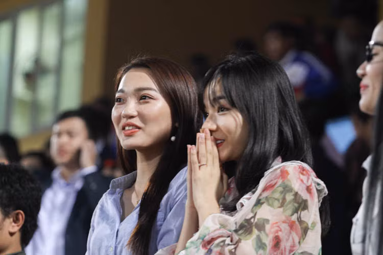 Trong suốt 90 phút của trận đấu trên SVĐ Hàng Đẫy vừa qua, Ngọc Nữ cùng người bạn của mình là Phan Thủy Tiên đã đứng ngồi không yên. Từ sự tiếc nuối với pha dứt điểm không thành bàn của Phan Văn Đức cho tới vỡ òa sung sướng cho với chiến thắng 3 sao của ĐTQG Việt Nam khi trận đấu kết thúc.