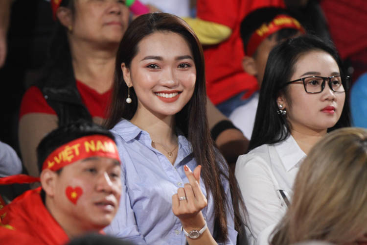 Kể từ khi được nhắc đến là "bạn gái tin đồn" của Phan Văn Đức, cái tên Ngọc Nữ được nhiều NHM bóng đá nước nhà chú ý hơn rất nhiều.