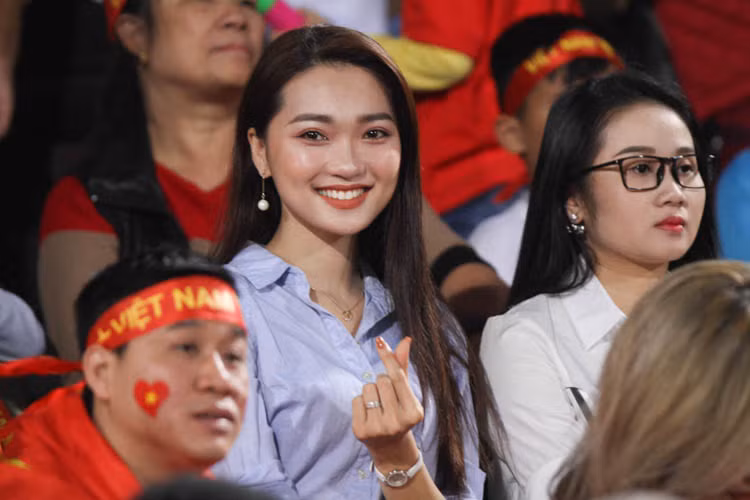 Kể từ khi được nhắc đến là "bạn gái tin đồn" của Phan Văn Đức, cái tên Ngọc Nữ được nhiều NHM bóng đá nước nhà chú ý hơn rất nhiều.