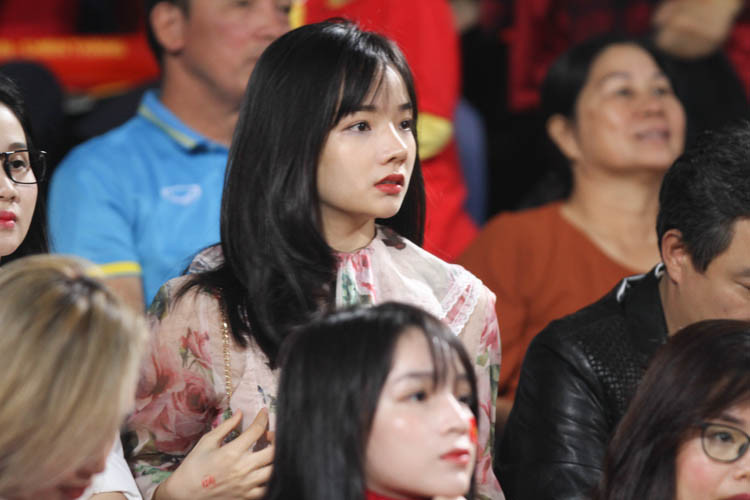 Thủy Tiên chăm chú theo dõi từng đường bóng của trận đấu giữa ĐT Việt Nam và Campuchia tại vòng bảng AFF Cup 2018.