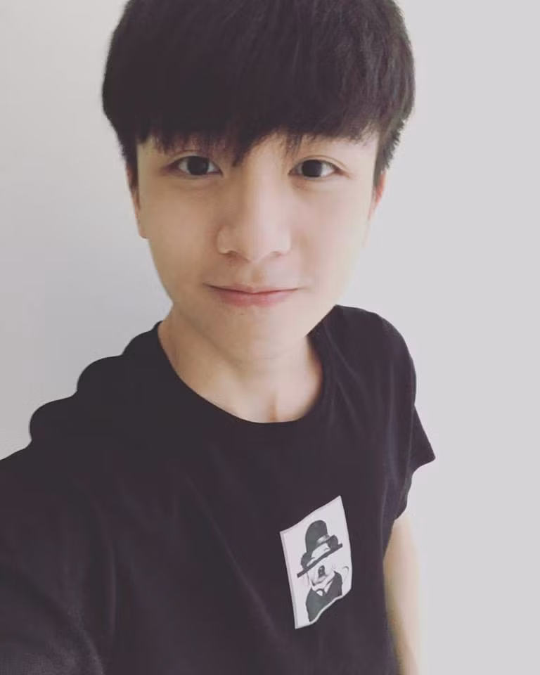 Trước đó anh chàng Justin Ngô Tông Hàn từng khiến các vị giám khảo cũng như những người yêu âm nhạc của chương trình The Voice China mùa thứ 5 đứng ngồi không yên về tài năng và nhan sắc của mình.