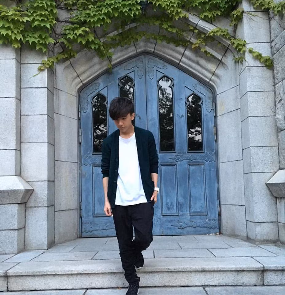 Sở hữu làn da trắng, khuôn mặt ưa nhìn chẳng kém cạnh các mỹ nam Hàn Quốc cùng phong cách thời trang trẻ trung và thời thượng, Justin Ngô Tông Hàn chinh phục các trái tim si mê của dân mạng ngay từ ánh mắt đầu tiên.