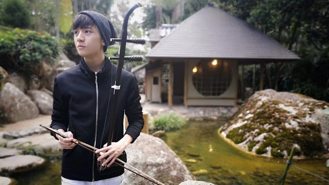 Ngắm nhìn khuôn mặt "búng ra sữa" của Justin Ngô Tông Hàn nhiều người sẽ không nghĩ rằng chàng trai này thuộc thế hệ 9X. Nhưng cũng chính nhờ khuôn mặt này cũng giúp Justin chiếm trọn con tim của hơn 200.000 người theo dõi trên trang cá nhân.