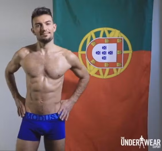 Phái mạnh ở đất nước Bồ Đào Nha sẽ chọn một chiếc quần chip phong cách thể thao có màu xanh dương với hy vọng vào một năm mới an lành.