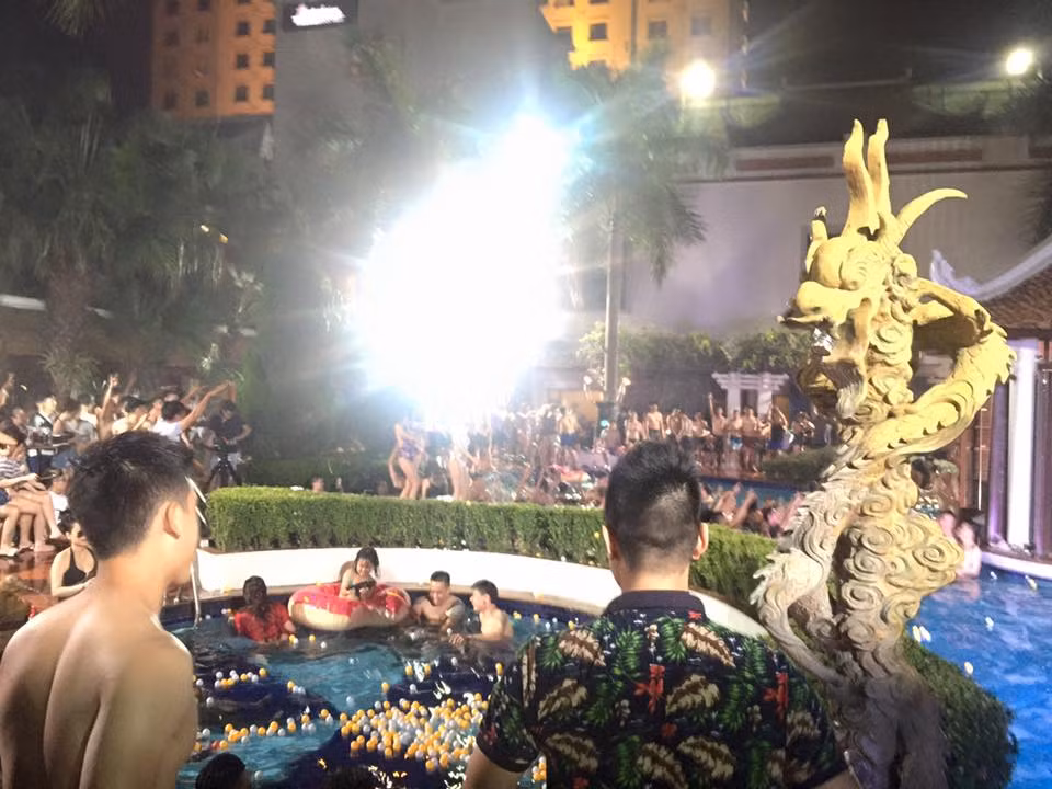 Đa phần các bạn trẻ khác lại cho rằng những bữa tiệc kiểu này không phù hợp với giới trẻ Việt. Thành viên Kien Ngo chia sẻ: "Lố lăng, con gái thì ăn mặc thiếu vải uốn éo rồi rượu chè. Thuốc lá và chất kích thích liên tục được sử dụng".