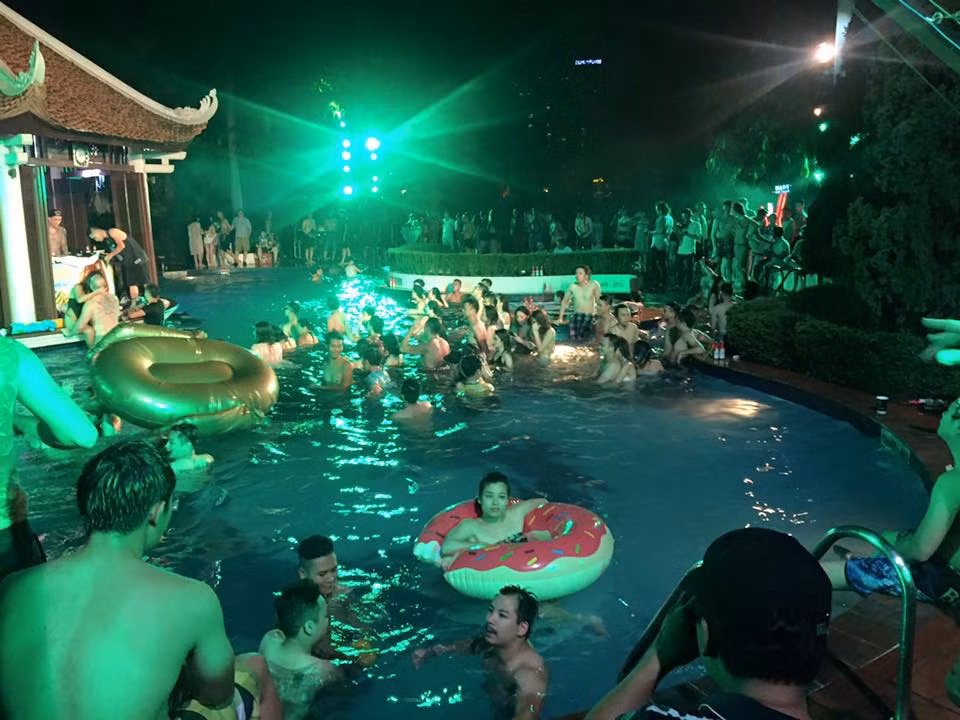 Mới đây, cư dân mạng không ngừng chia sẻ những bức ảnh chụp giới trẻ Hà thành quẩy tưng bừng trong đại tiệc bể bơi được tổ chức vào chiều tối qua (5/6).