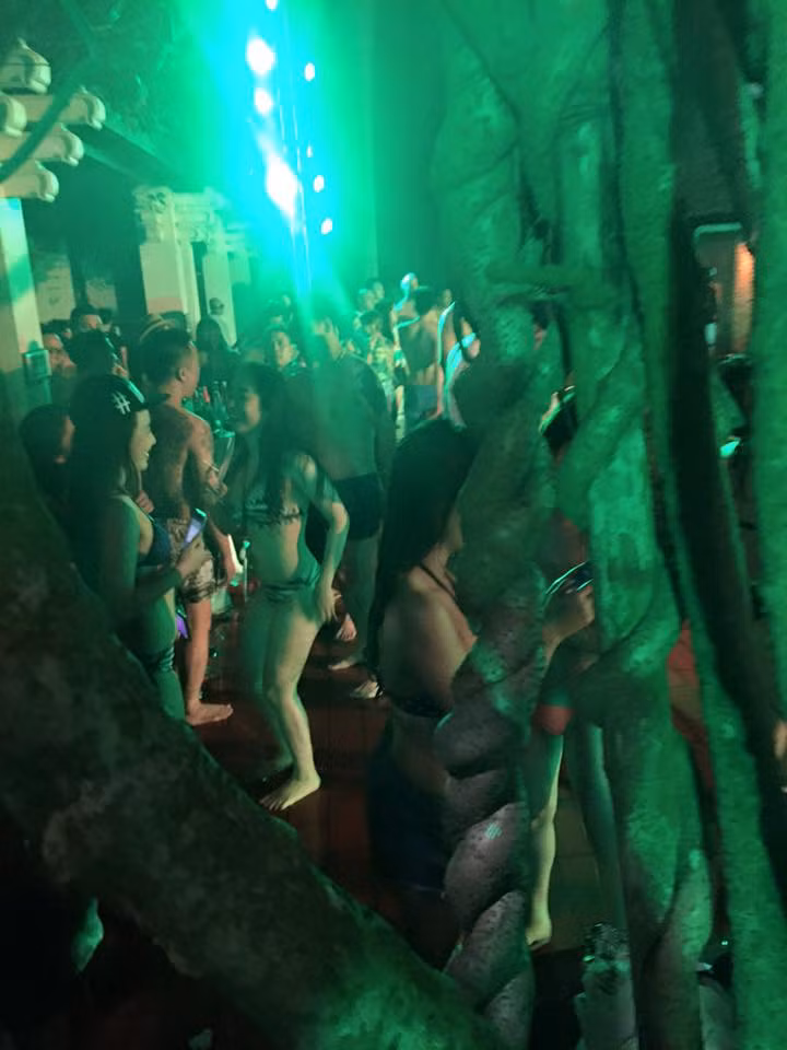 Thành viên có nickname Minh Hoang Lee bình luận: "Trong bối cảnh giới trẻ quá thiếu sân chơi thì tiệc bể bơi là một hình thức vui chơi giải trí hợp lý. Nó phù hợp với tiêu chí năng động, mát mẻ với những hoạt động đi kèm khá thú vị. Không phải mình sính ngoại nhưng thực sự tham gia thì các bạn sẽ thấy sự khác biệt".