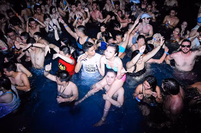 Nhiều người đã dùng những từ khá mạnh để phản ứng cách ăn chơi của giới trẻ vừa qua như sa đọa, không hợp với thuần phong mỹ tục và sính ngoại.