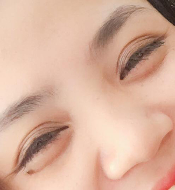 Tuy nhiên mắt nhỏ chưa phải là khổ nhất mà những cô nàng mắt 'ngàn mí' còn khổ hơn nhiều. Lúc bình thường thì đẹp 'lung linh', nhưng có những ngày chỉ có một mí, có ngày các mí lại chồng lên nhau... mỗi ngày một kiểu mí, làm các cô nàng hoang mang không biết nên trang điểm thế nào mới hợp.