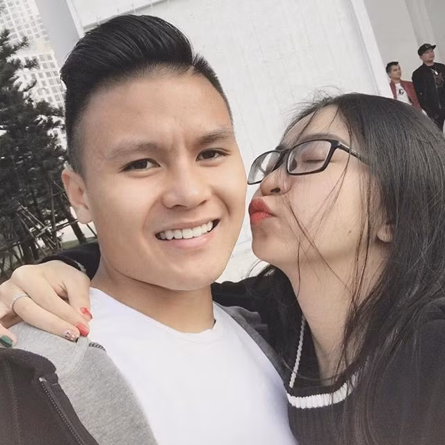 Theo bình luận của nhiều dân mạng: "Quang Hải đá hay như vậy kể từ sau khi hẹn hò với cô bạn gái xinh đẹp và đây là cặp đôi trai tài, gái sắc của bóng đá Việt trong tương lai".