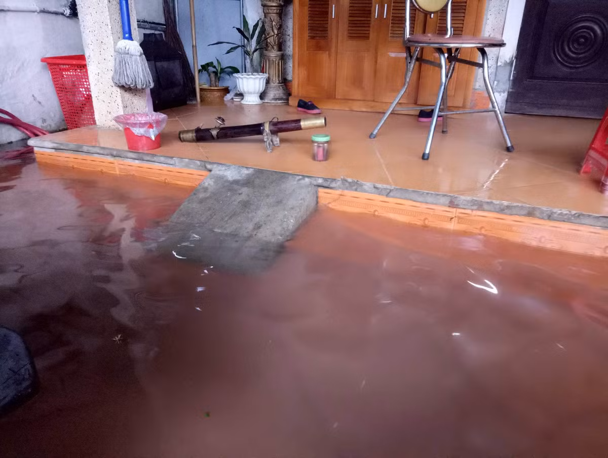 Nước đã mấp mé nền nhà dân (ảnh chụp tại ngõ 24 đường Nguyễn Công Trứ)