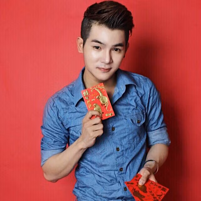 Với đam mê diễn xuất - hóa thân thành các vai diễn trong phim nên ngoài thời gian đi làm Minh Quang tranh thủ để đăng ký tham gia vào các dự án phim.