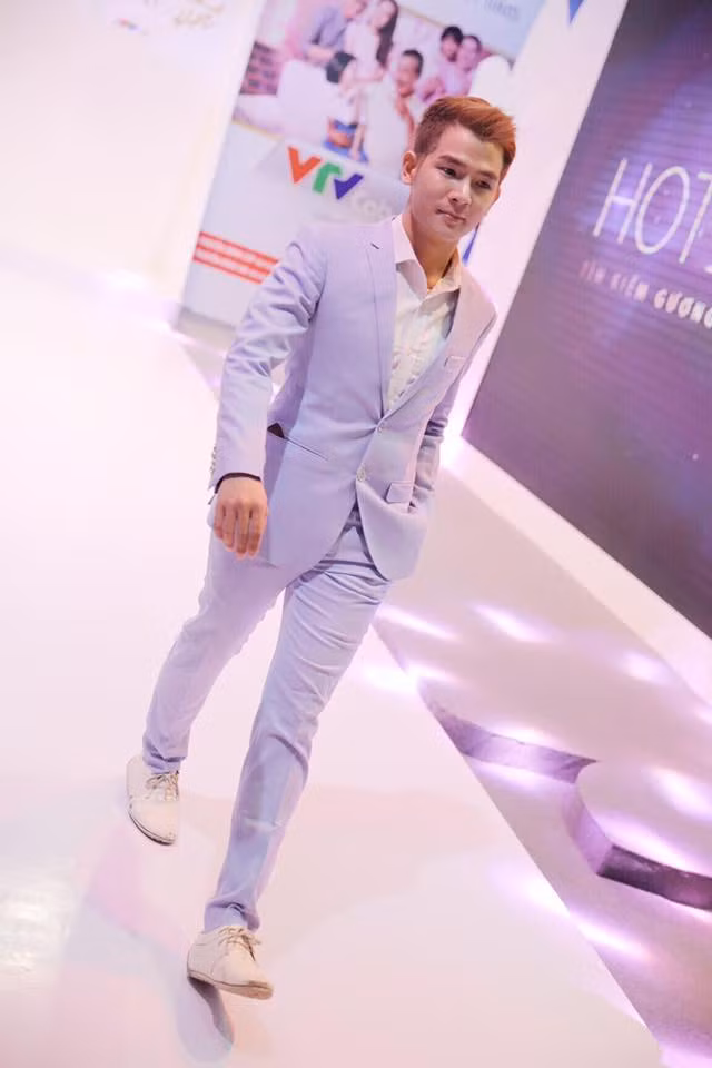 Theo chia sẻ của Minh Quang, anh rằng đam mê phim ảnh từ nhỏ nhưng vì gia đình sợ cái nghề này thành công thì ít mà thất bại thì nhiều nên khuyên anh nên kiếm một công việc ổn định và sau đó thì tính tiếp. Nhưng vì tình yêu nghề nên chàng diễn viên 9X này vẫn theo nghiệp diễn một cách nhiệt tình,