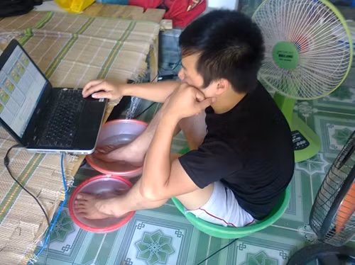 Cách giải nhiệt của sinh viên thuê trọ không có điều kiện sử dụng điều hòa.