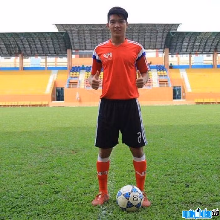 Trong tất cả các đường bóng được luân chuyển từ hàng phòng ngự lên phía trên của U23 Việt Nam hầu hết đều đi qua chân của Thái Quý. Ngoài khả năng thu hồi bóng tốt, cầu thủ 22 tuổi cũng khiến NHM cảm thấy thích thú với những tình huống xử lý kỹ thuật để qua người khi bị đối phương “pressing”.