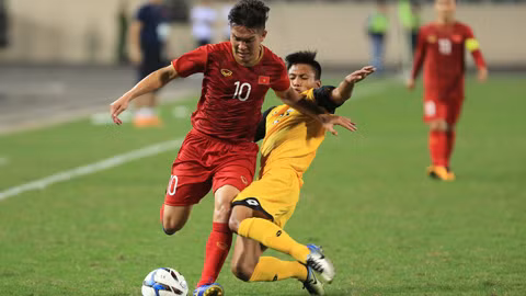 Nếu để ý trong 2 trận đấu gần nhất của đội tuyển U23 Việt Nam gặp Brunei và Indonesia, Thái Quý đều sơ-vin rất chỉnh chu từ đầu trận tới cuối trận. Chi tiết này không thể lọt khỏi con mắt "soi mói" của các fan và ngay lập tức tiền vệ này được "phong thánh".