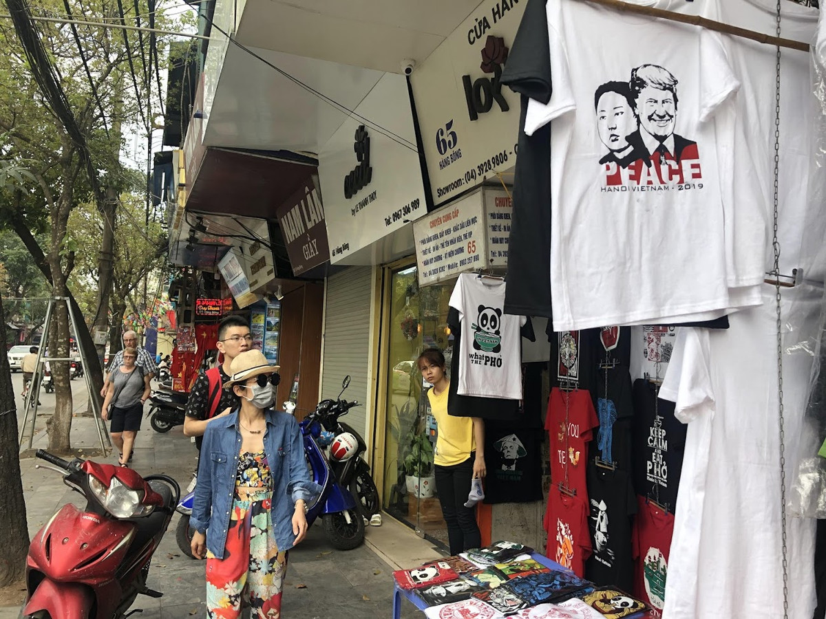 Bên cạnh áo, các fanpage cũng bán những đồ vật lưu niệm in hình Tổng thống Mỹ - Donald Trump và Chủ tịch CHDCND Triều Tiên - Kim Jong Un.