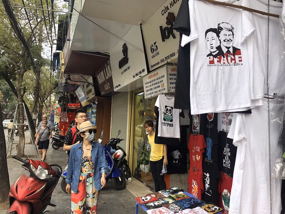 Bên cạnh áo, các fanpage cũng bán những đồ vật lưu niệm in hình Tổng thống Mỹ - Donald Trump và Chủ tịch CHDCND Triều Tiên - Kim Jong Un.