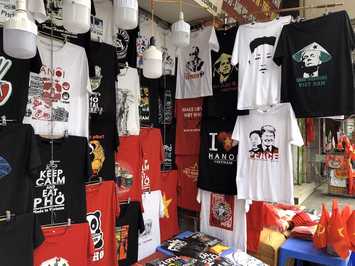 "Tôi đã lên ý tưởng, thiếu kế mẫu in theo đúng khuôn hình của Tổng thống Mỹ Donald Trump và Chủ tịch CHDCND Triều Tiên Kim Jong Un, mới đầu chỉ định in vài cái bán cho vui, ai ngờ nhiều người quan tâm và hỏi mua", ông Đức chia sẻ thêm.