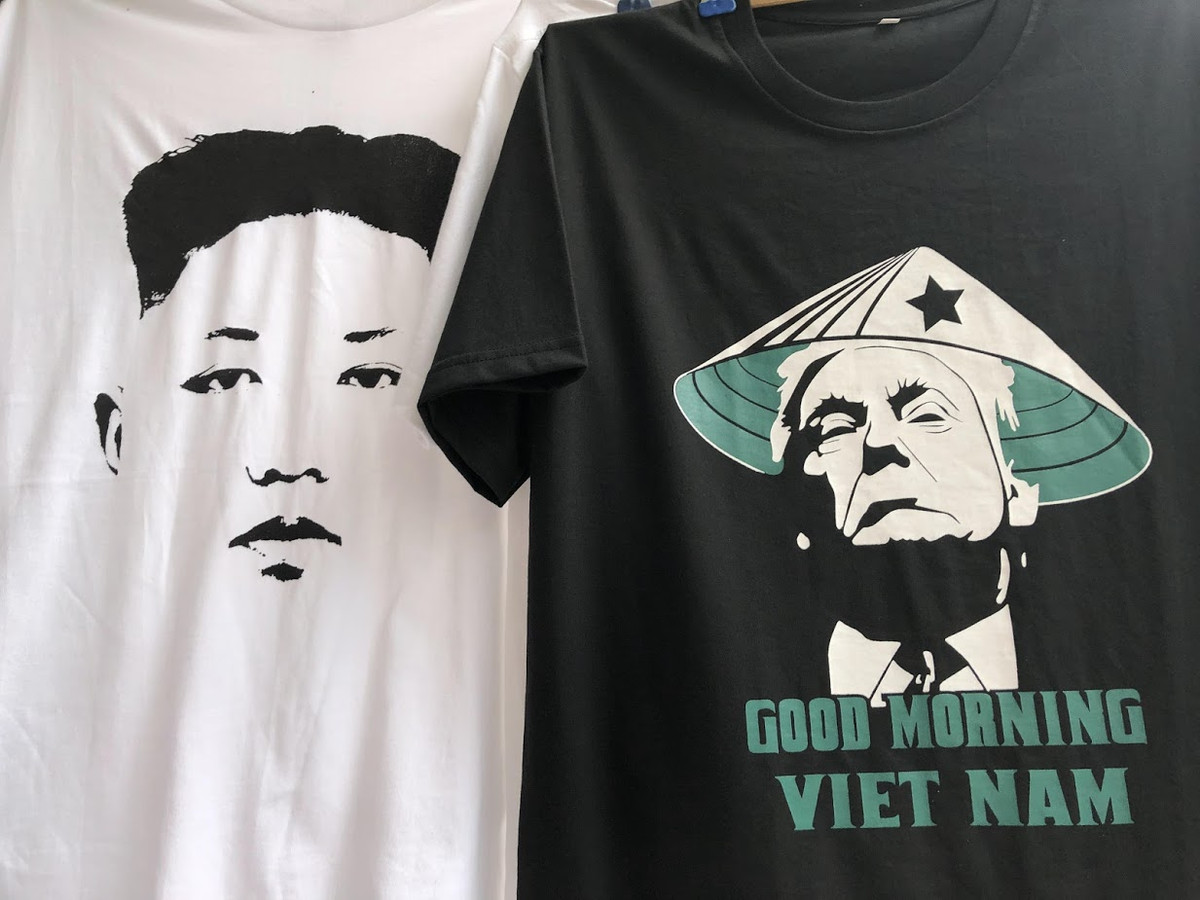 Với một chiếc áo phông có hình Tổng thống Mỹ Donald Trump và Chủ tịch CHDCND Triều Tiên Kim Jong Un có giá 100.000 đồng mua trên phố Hàng Bông.