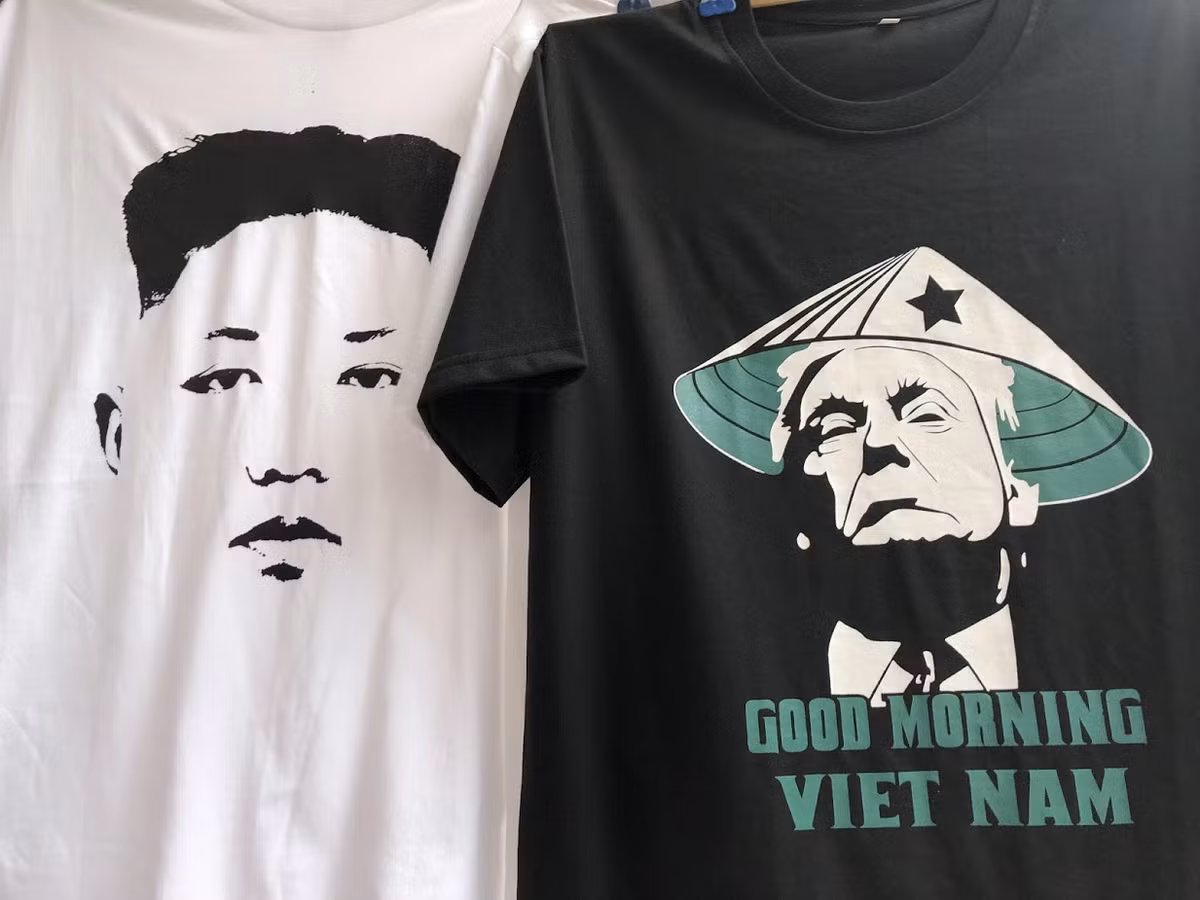 Với một chiếc áo phông có hình Tổng thống Mỹ Donald Trump và Chủ tịch CHDCND Triều Tiên Kim Jong Un có giá 100.000 đồng mua trên phố Hàng Bông.