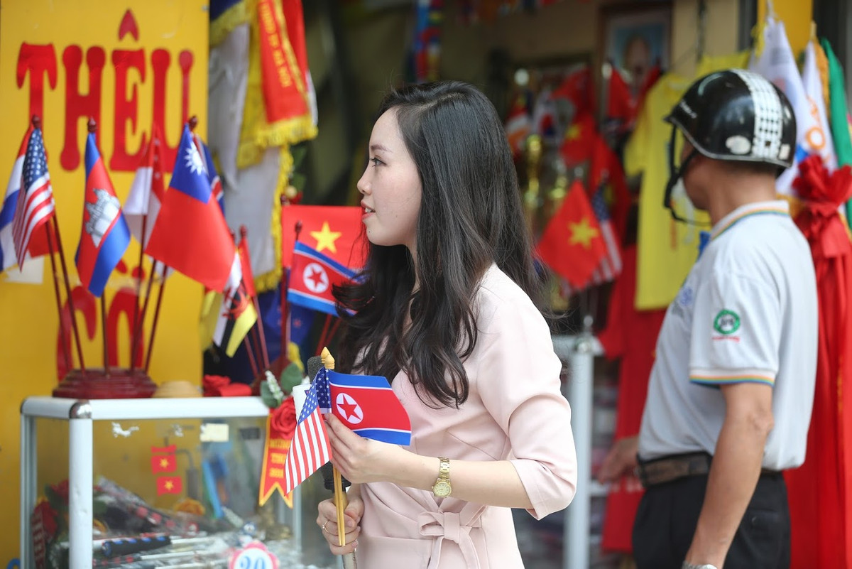 Những lá cờ của 2 quốc gia Mỹ và Triều Tiên cũng được bày bán rất nhiều trên con phố Hàng Bông.
