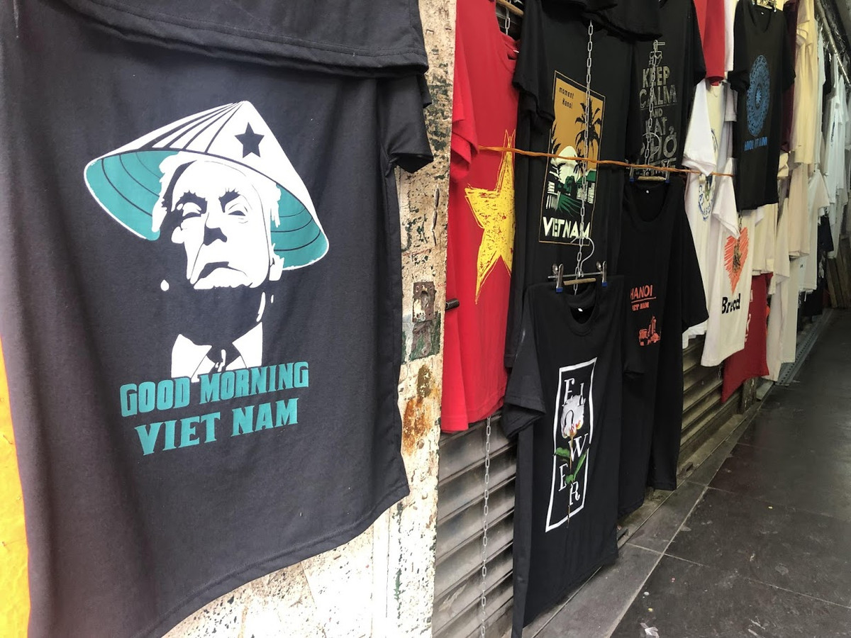 Còn trên MXH, các shop online cũng đã cập nhật được mặt hàng áo in hình lãnh đạo Mỹ - Triều và rao bán trên các fanpage thu hút sự chú ý của nhiều người.