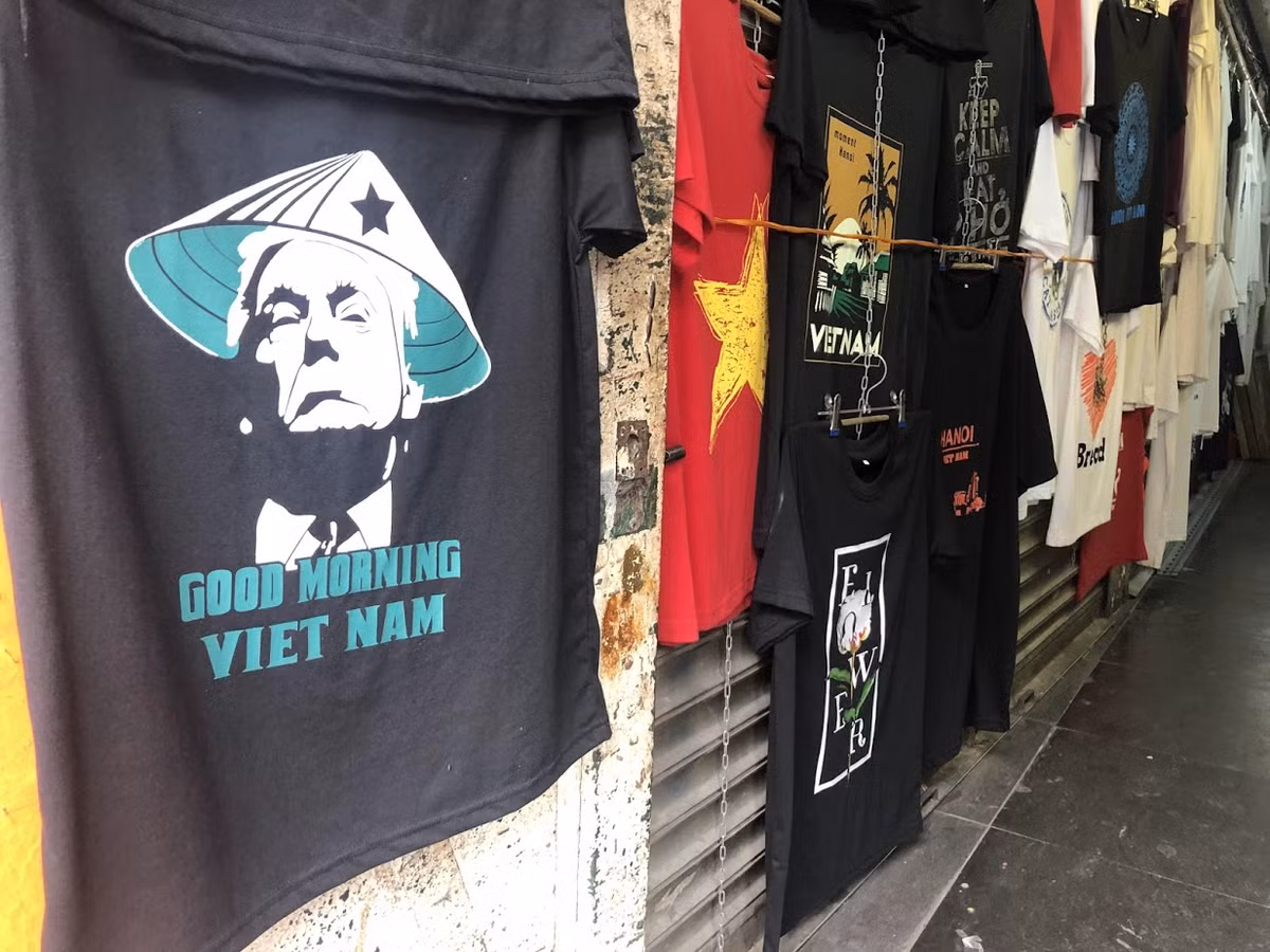 Còn trên MXH, các shop online cũng đã cập nhật được mặt hàng áo in hình lãnh đạo Mỹ - Triều và rao bán trên các fanpage thu hút sự chú ý của nhiều người.