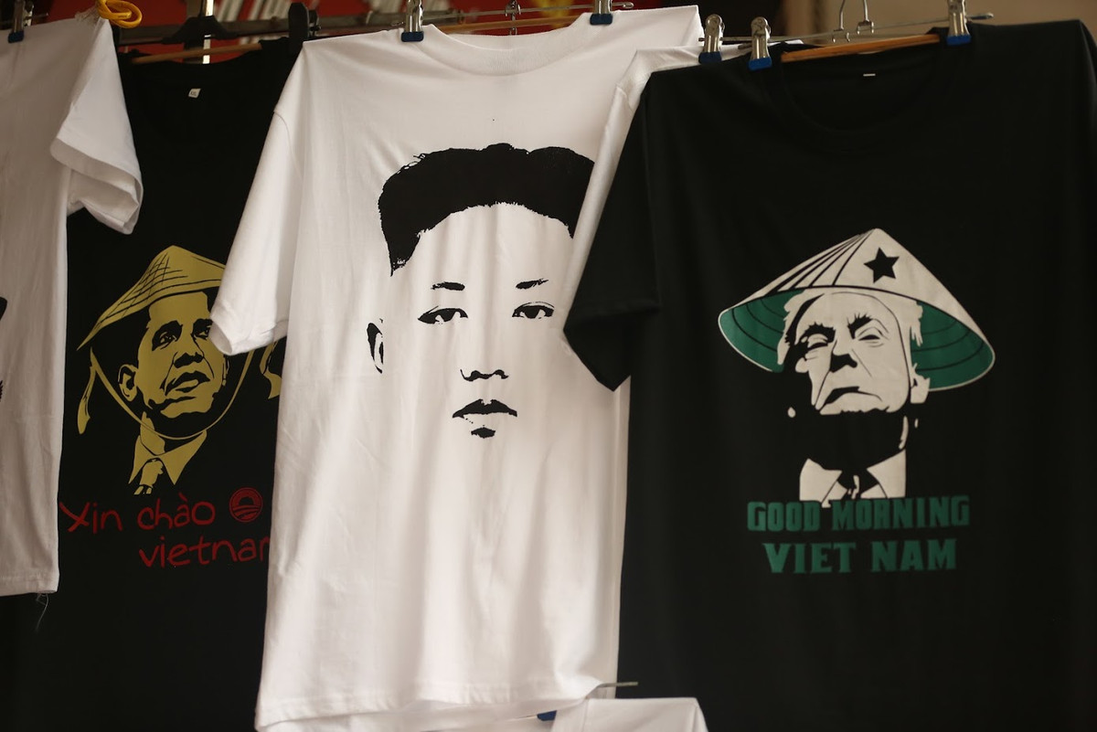 Chỉ còn vài ngày nữa là Hội nghị thượng đỉnh Mỹ - Triều sẽ chính thức diễn ra tại Hà Nội. Ngay lúc này cả trên phố lẫn trên MXH, nhiều người Việt Nam đã đi tìm mua những chiếc áo để đón 2 vị lãnh đạo cấp cao của 2 quốc gia trên.