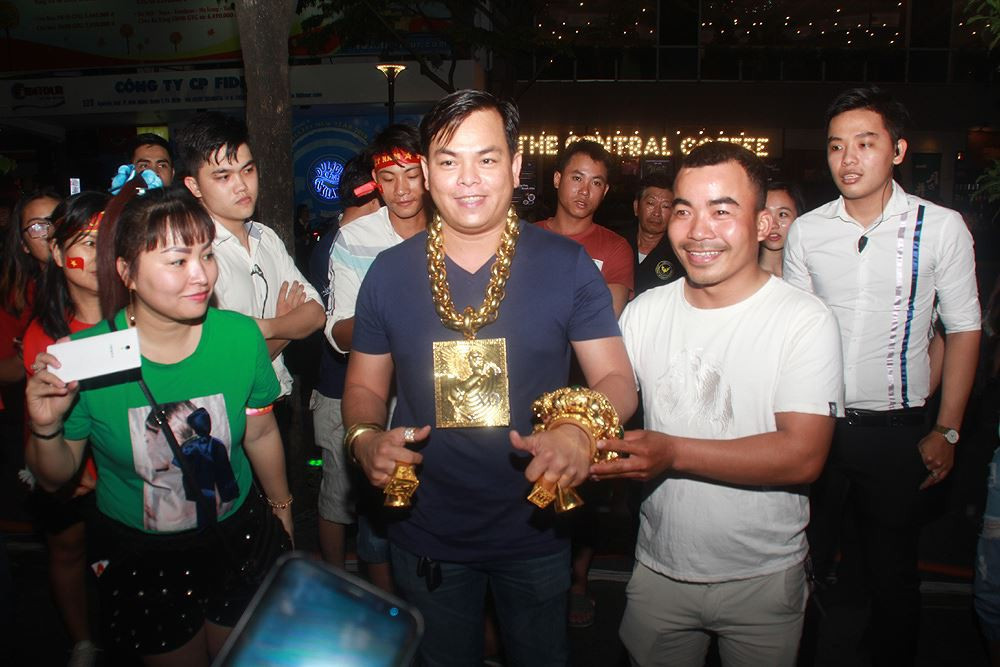 Trong dịp ra đường cùng theo dõi U23 Việt Nam thi đấu tại đường hoa Nguyễn Huệ, đại gia Phúc XO đã đeo tổng cộng 13 kg vàng trên người và đi theo là 3 - 5 vệ sĩ để bảo vệ.