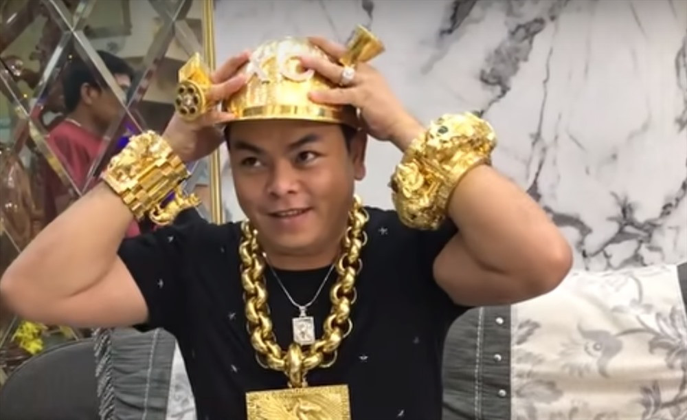 Sau đó, đại gia Phúc XO còn khiến nhiều người ngỡ ngàng khi khoe chiếc mũ dát vàng tương đương với 53 lượng và đính tên bằng 260 viên kim cương.