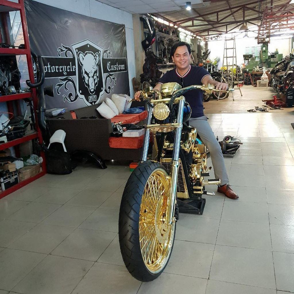 Không chỉ có sở thích đeo vàng đầy người, Phúc XO còn thể hiện trò lố của mình bằng cách mạ vàng chiếc mô-tô của mình.