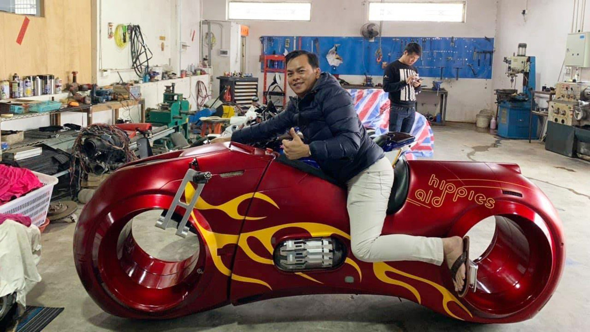 Trong số xe mới được Phúc XO mới đưa vào bộ siêu tập của mình có cả chiếc siêu mô-tô "Tron Legacy". Chiếc xe có hai bánh không có trục duy nhất trên thế giới.