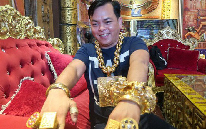 Trước khi bị tạm giữ để điều tra về ma túy, đại gia Phúc XO được biết đến là người đeo nhiều vàng nhất Việt Nam khi khoe có thời điểm đeo tới gần 20 kg vàng trên người.