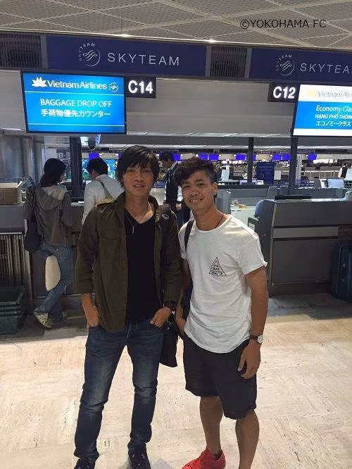 Lần về nước này của bộ đôi đang chơi bóng ở J.League 2 (Nhật Bản) được rất nhiều người chú ý bởi phong cách thời trang lạ lẫm.