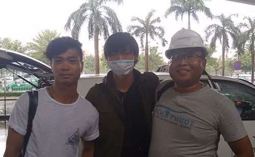 Cặp đôi Công Phượng và Tuấn Anh chụp ảnh với NHM đón mình tại sân bay quốc tế Tân Sơn Nhất (TP HCM) chiều ngày 3/10.