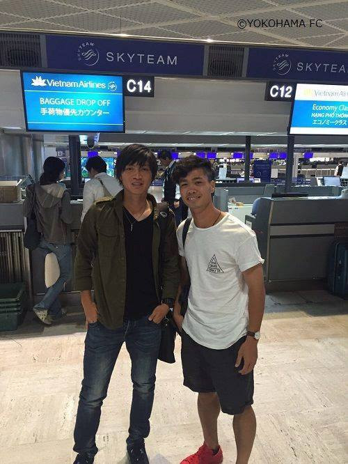 Lần về nước này của bộ đôi đang chơi bóng ở J.League 2 (Nhật Bản) được rất nhiều người chú ý bởi phong cách thời trang lạ lẫm.