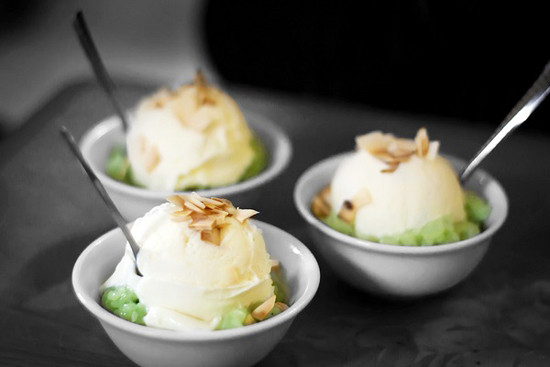 Cũng là một "huyền thoại" không thua kém mì tôm chanh Việt Đức, kem xôi và hồng trà trường Trần Phú chính là món ăn từng khiến đám "xì tin" Hà Nội một thời "phát sốt".