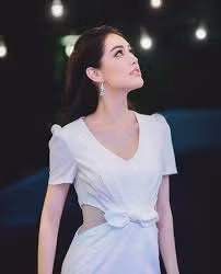 Grace cũng chuộng dùng các loại mỹ phẩm làm trắng da hoặc tắm bồn với sữa tươi hoặc hoa hồng để có làn da đều màu.