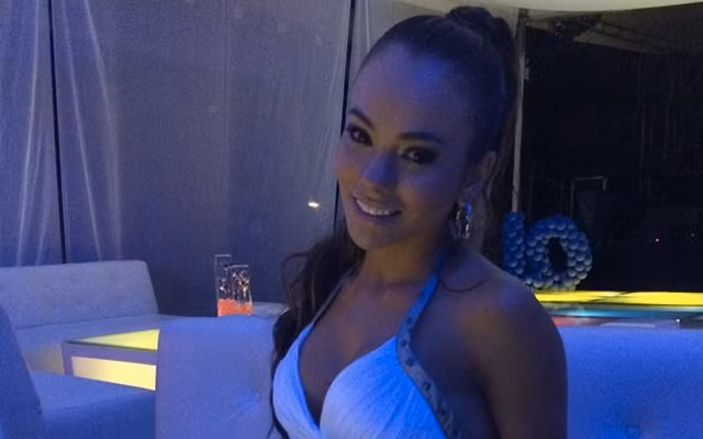 Jesica Sterling, vợ của thủ thành David Ospina lại mang đến cho NHM Arsenal vẻ sexy, gợi cảm của mình.