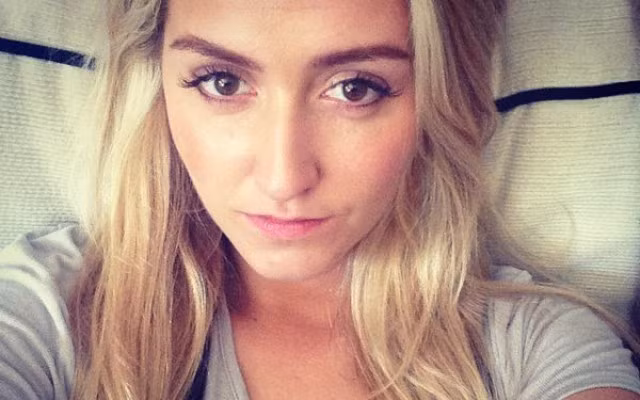 Mới đây, trang Caughtoffside đã cho đăng tải những bức ảnh 10 bóng hồng của Arsenal nhằm an ủi CĐV của các pháo thủ sau khi chứng kiến trận thảm bại trước Bayern Munich tại lượt trận thứ tư bảng F UEFA Champions League 2015/2016. Người được nhắc tới đầu tiên đó là vợ của tiền vệ Aaron Ramsey - Colleen Ramsey.