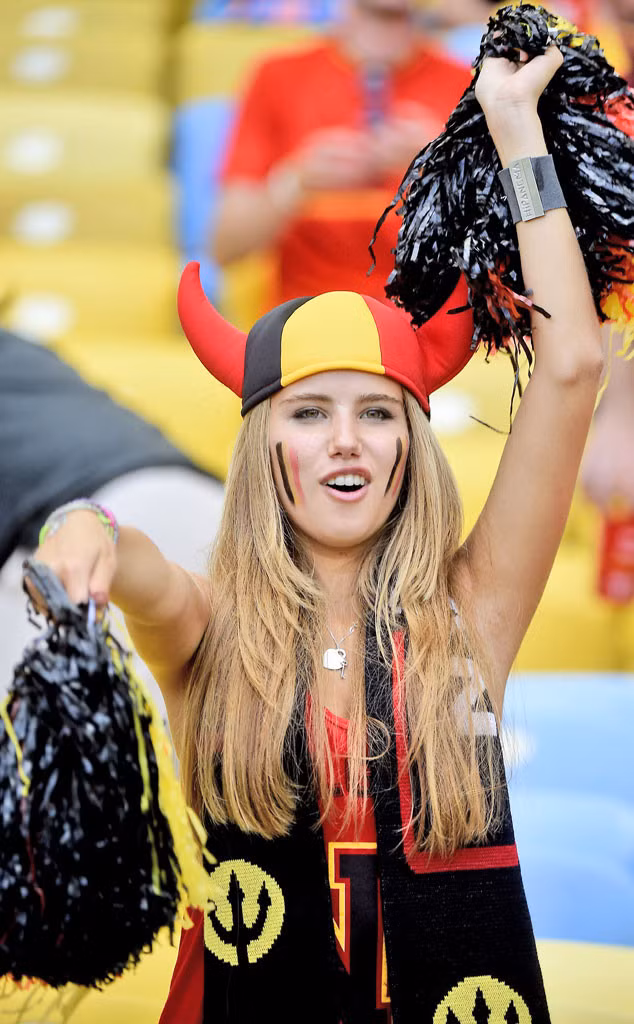 Cũng chính nhờ việc lọt vào ống kính máy quay của các phóng viên, từ một cô gái bình thường Axelle bỗng được cả thế giới biết tới và những thông tin cùng với hình ảnh của cô được dân mạng chia sẻ với tốc độ chóng mặt.