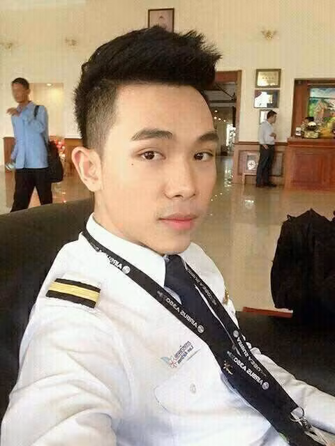 Chàng phi công gốc Việt – Bin Nguyễn có tên tiếng Lào là Lohey Bouathong sinh năm 1993 tại thủ đô Viên Chăn (Lào). Anh chàng này có bố là người Lào, mẹ là người Việt nên có thể sử dụng thành thạo cả hai thứ tiếng.