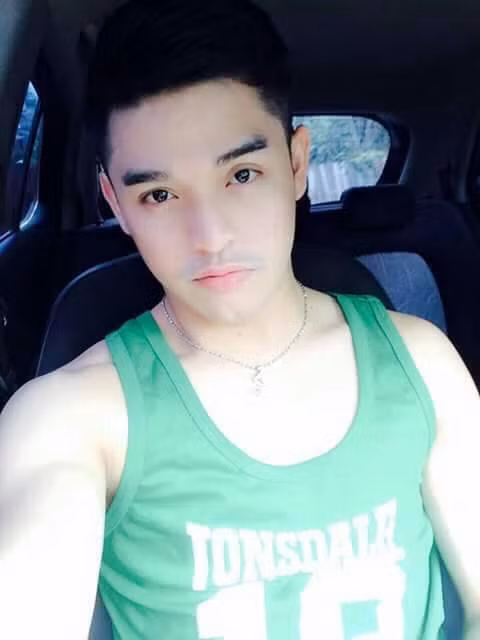 Không chỉ được biết đến với nghề nghiệp là phi công, Bin Nguyễn còn là người mẫu cho các shop thời trang nam có tiếng tại thủ đô Viên Chăn (Lào).