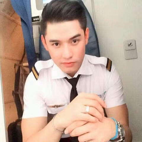 Đẹp trai và có thân hình "chuẩn man", chàng phi công 9X người Lào gốc Việt có nickname Bin Nguyễn vừa qua khiến dân mạng được phen say đắm khi chia sẻ những bức hình cực rất ưa nhìn lên trang cá nhân của mình. Ảnh trong bài: Facebook nhân vật.