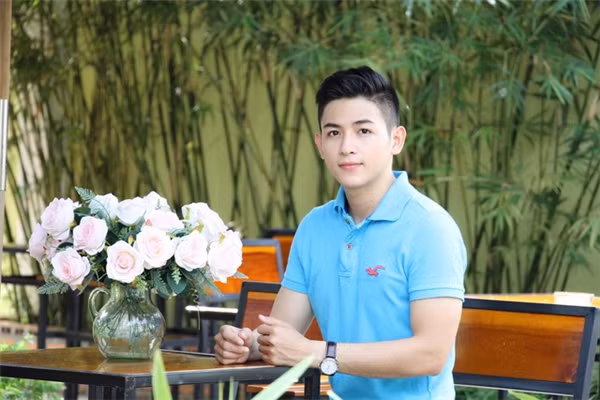 Cũng chính vì sắc đẹp của mình, Hải Dương gặp khá nhiều vướng bận với mạng xã hội. Cụ thể, anh bạn này thường bị mạo danh Facebook để thực hiện một số hành vi "xấu".