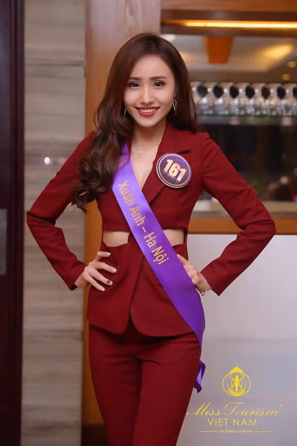 Tuy nhiên, do thiếu điểm vào ĐH Hà Nội theo ý nguyện của gia đình nên Xuân Anh đã chọn Học viện Báo chí và Tuyên truyền để thực hiện tiếp ước mơ của mình.