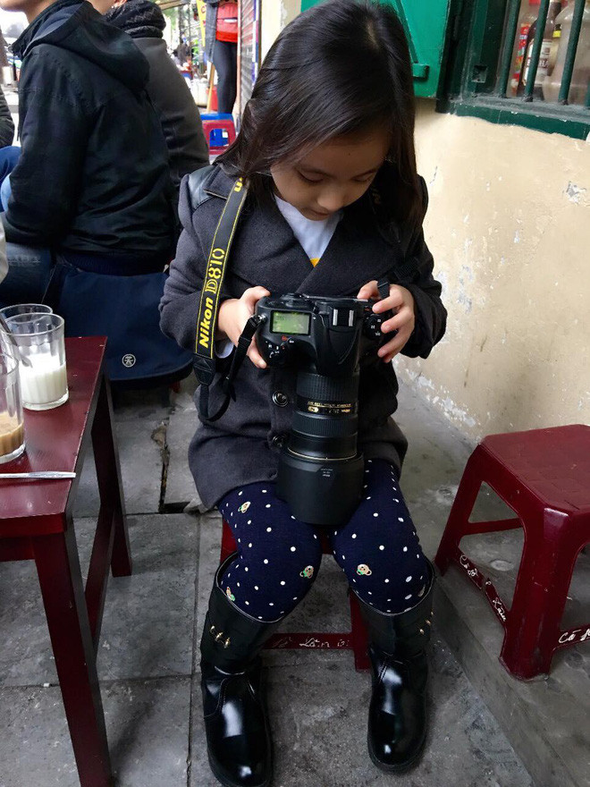 Tuy nhiên, một số khác lại xuýt xoa vì cô con gái của anh Bách Khoa vô cùng xinh xắn, dễ thương.